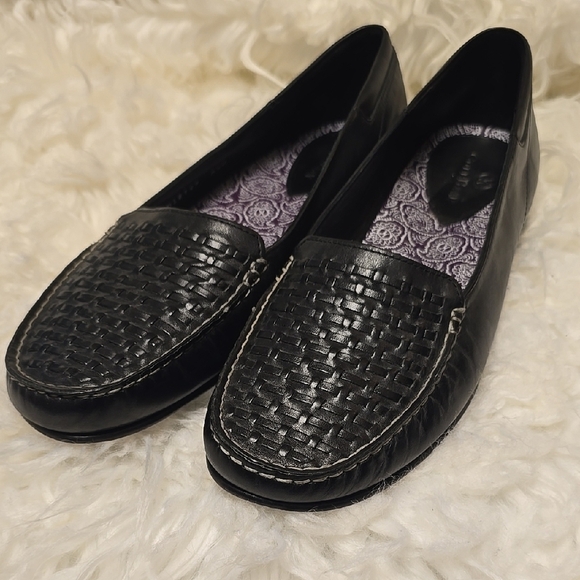 Coleman Black Flats with Textured Upper and Rounded Toe - Picture 2 of 12